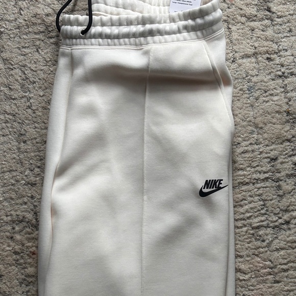 Women’s Xl Nike Tech sweats - Picture 1 of 1